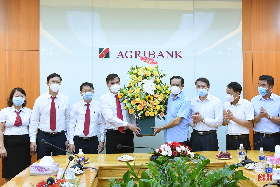 Chủ tịch UBND tỉnh Võ Trọng Hải chúc mừng các doanh nghiệp nhân ngày Doanh nhân Việt Nam