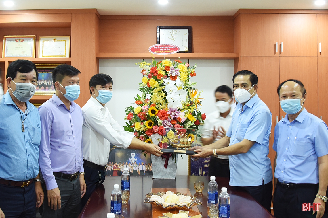 Chủ tịch UBND tỉnh Võ Trọng Hải chúc mừng các doanh nghiệp nhân ngày Doanh nhân Việt Nam