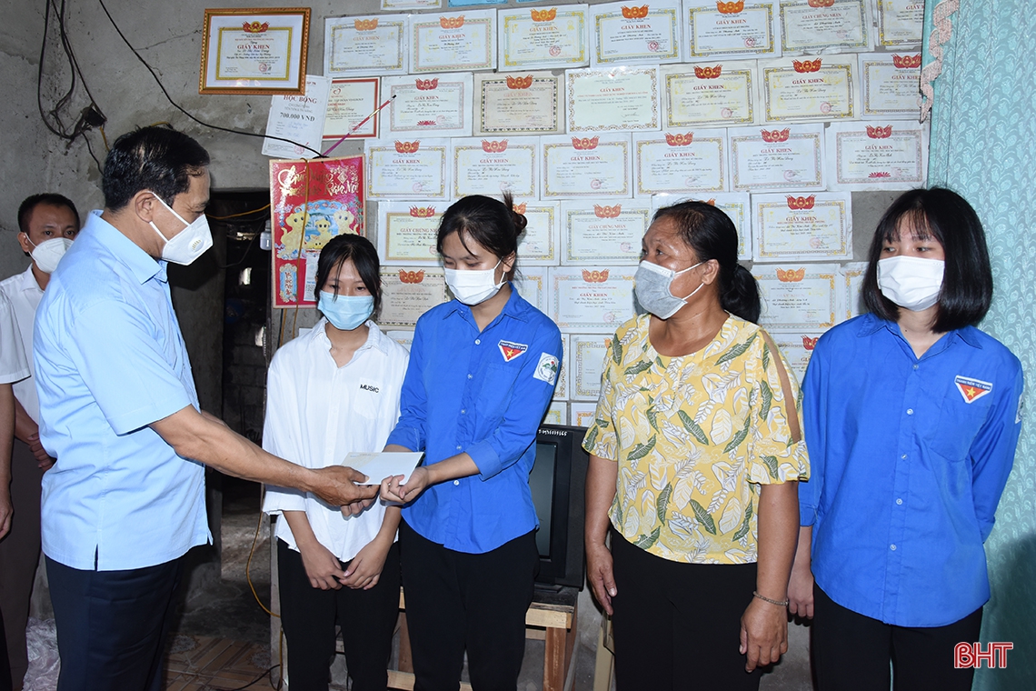 Chủ tịch UBND tỉnh Võ Trọng Hải chúc mừng các doanh nghiệp nhân ngày Doanh nhân Việt Nam