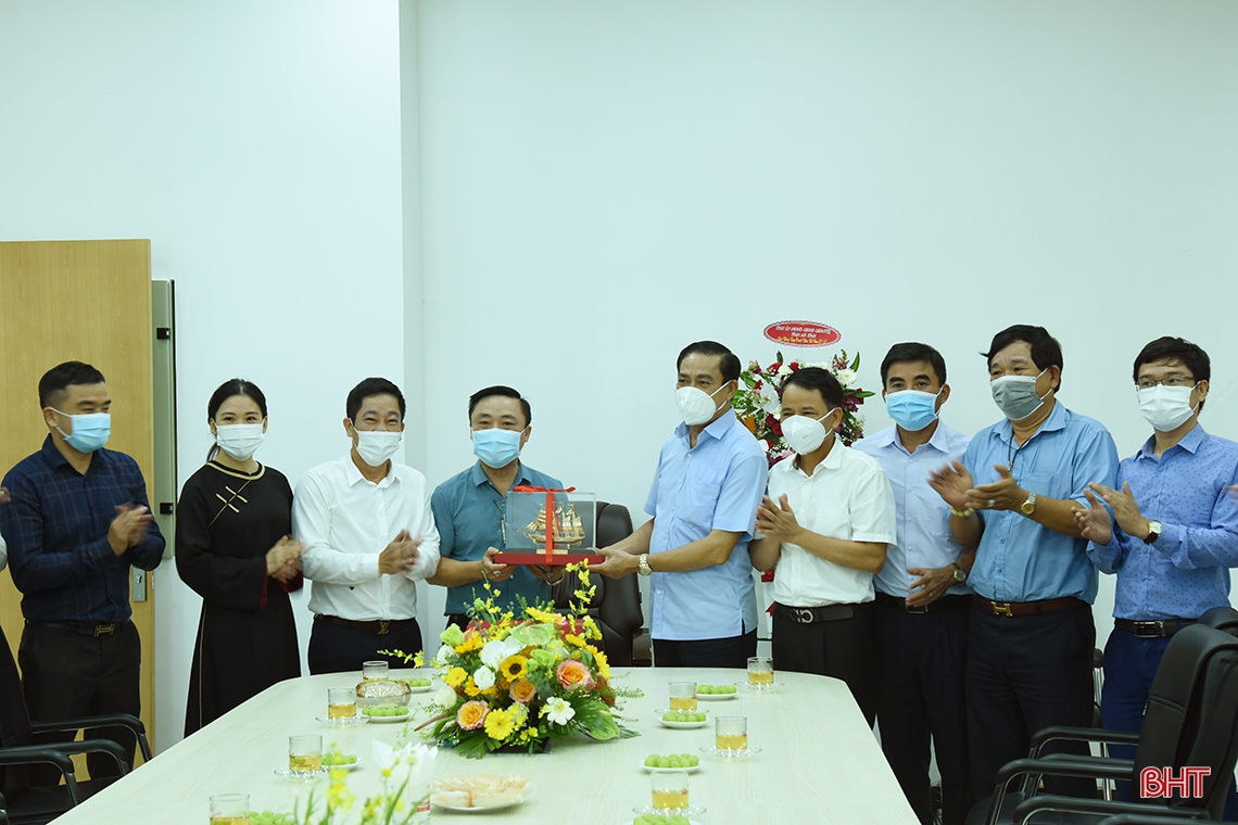 Chủ tịch UBND tỉnh Võ Trọng Hải chúc mừng các doanh nghiệp nhân ngày Doanh nhân Việt Nam
