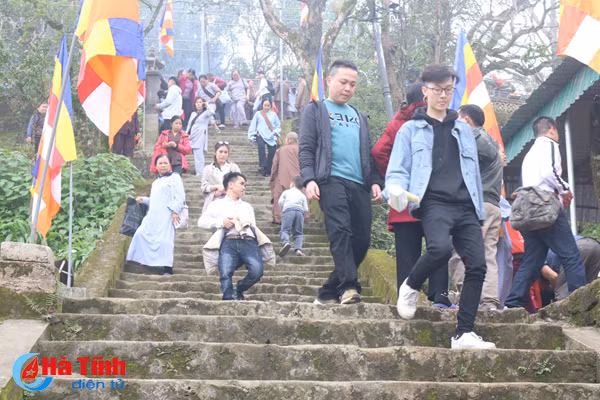 chua huong tich don hang ngan luot khach dau xuan moi