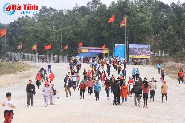 chua huong tich don hang ngan luot khach dau xuan moi