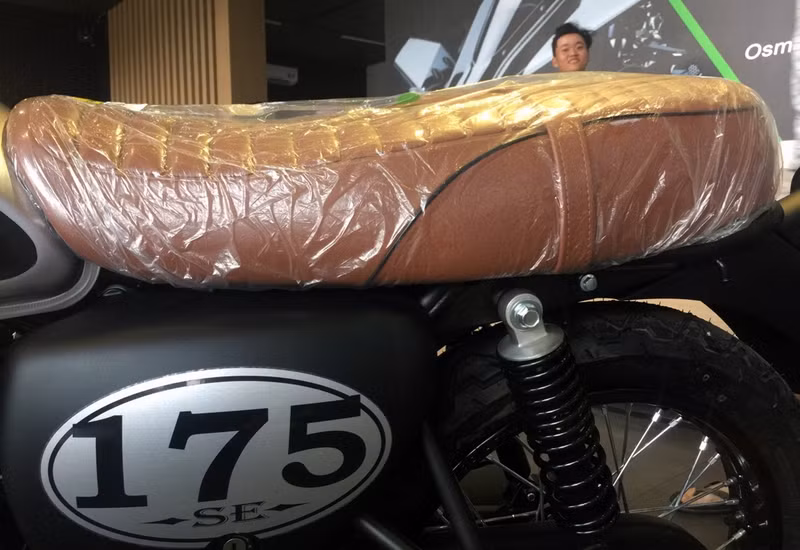 kawasaki w175 chinh hang dau tien tai viet nam gia 66 trieu