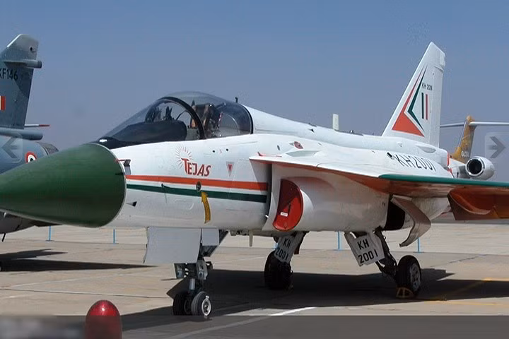 anh hoa luc dang gom cua may bay tiem kich da nhiem an do tejas