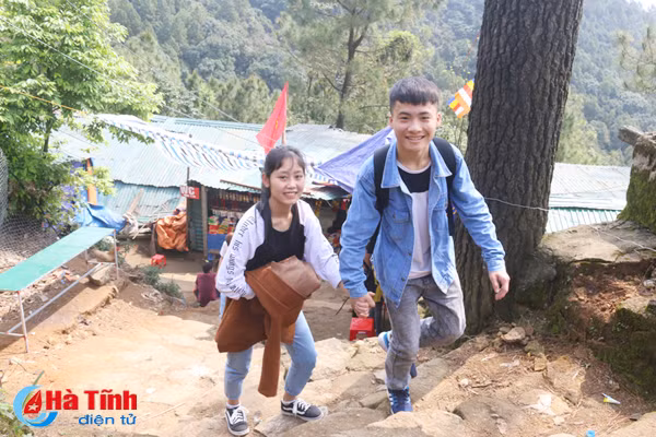 chua huong tich don hang ngan luot khach dau xuan moi