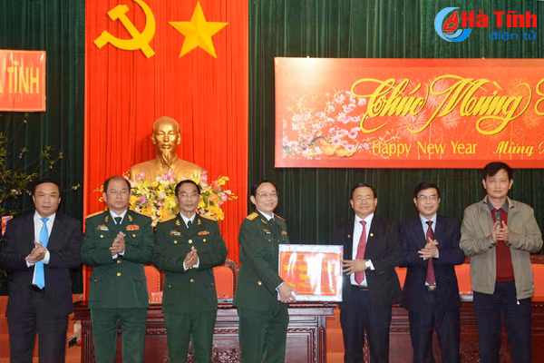lanh dao tinh chuc tet giao nhiem vu cac don vi truc dem giao thua