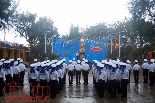 nghiem trang le chao co sang mung 1 tet tren dao sinh ton