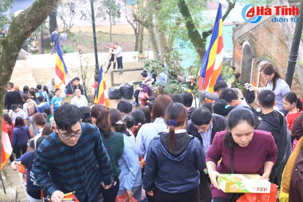 chua huong tich don hang ngan luot khach dau xuan moi