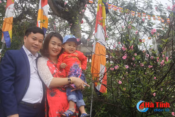 photo nguoi dan ha tinh nao nuc di le chua dau xuan