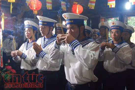 nghiem trang le chao co sang mung 1 tet tren dao sinh ton