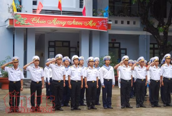 nghiem trang le chao co sang mung 1 tet tren dao sinh ton