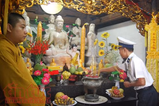 nghiem trang le chao co sang mung 1 tet tren dao sinh ton