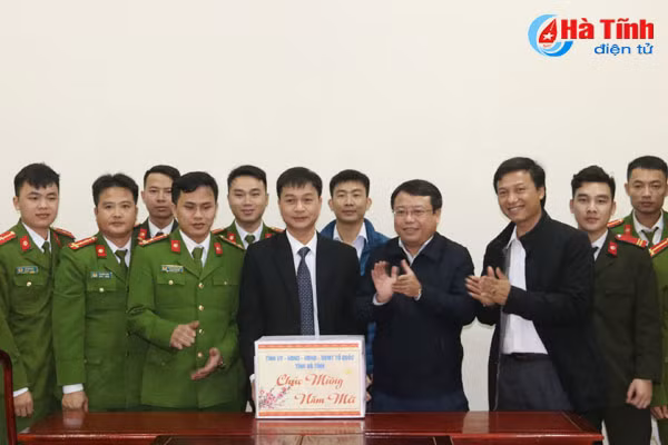 lanh dao tinh chuc tet giao nhiem vu cac don vi truc dem giao thua