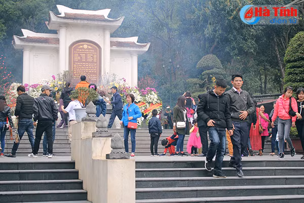 nga ba dong loc don hang ngan nguoi dang huong dau xuan