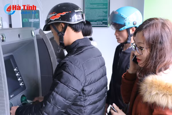 rong ran xep hang rut tien atm ngay can tet