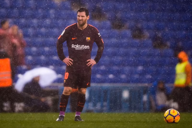 lam gi co cach nao chong lai messi