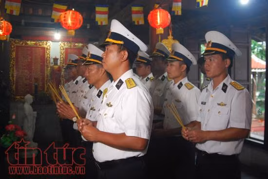 nghiem trang le chao co sang mung 1 tet tren dao sinh ton