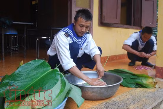 nghiem trang le chao co sang mung 1 tet tren dao sinh ton