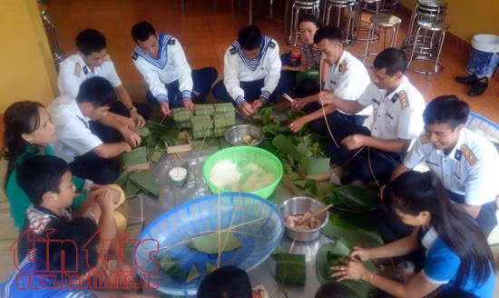 nghiem trang le chao co sang mung 1 tet tren dao sinh ton