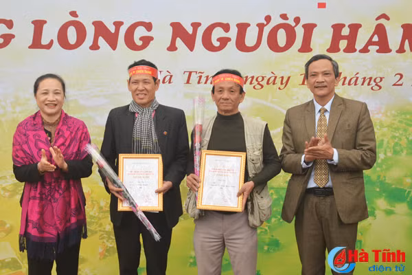 ha tinh trien lam cuoc thi anh bong da viet nam trong long nguoi ham mo