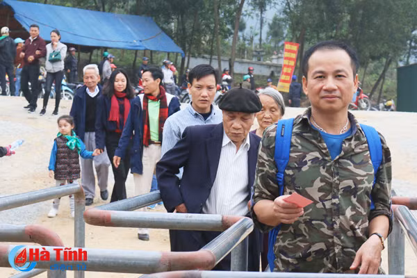 chua huong tich don hang ngan luot khach dau xuan moi