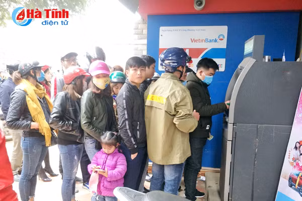 rong ran xep hang rut tien atm ngay can tet