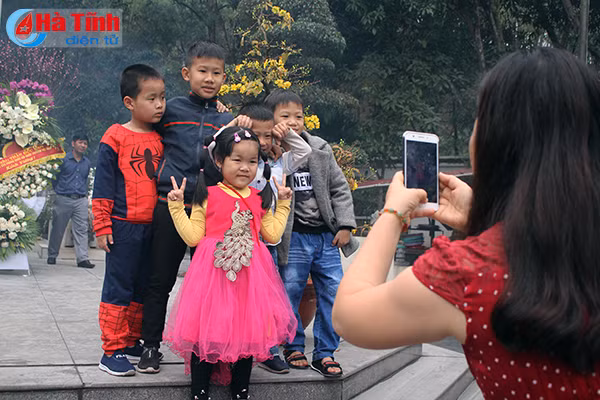nga ba dong loc don hang ngan nguoi dang huong dau xuan
