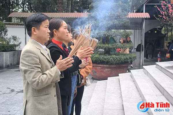 nga ba dong loc don hang ngan nguoi dang huong dau xuan