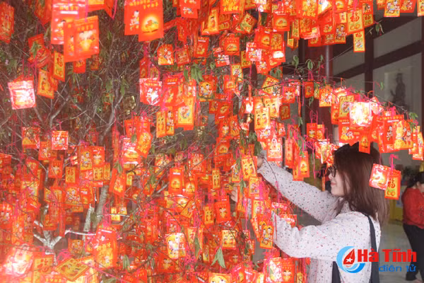 photo nguoi dan ha tinh nao nuc di le chua dau xuan