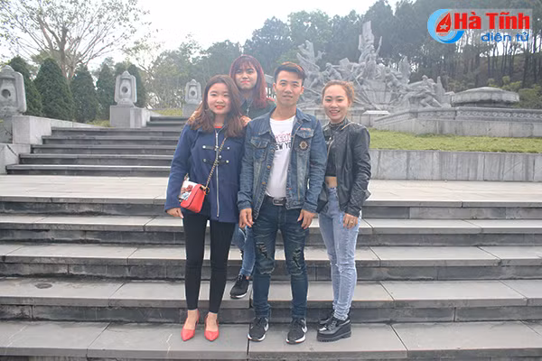 nga ba dong loc don hang ngan nguoi dang huong dau xuan