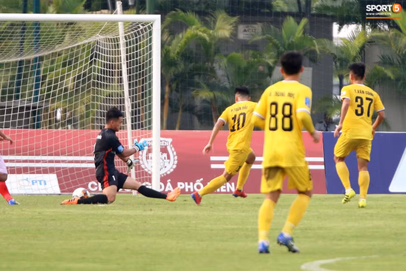 Đánh bại Phố Hiến 4-1, Hồng Lĩnh Hà Tĩnh thể hiện bản lĩnh của nhà vô địch