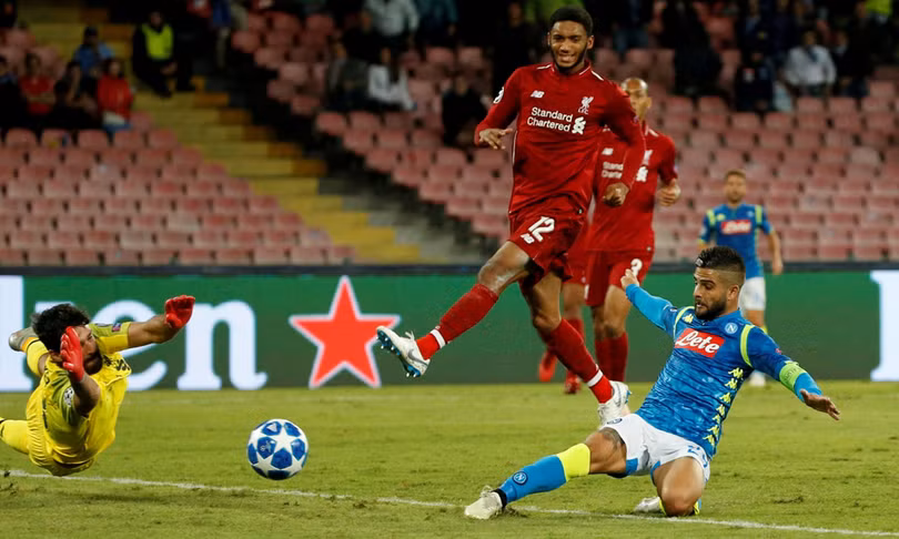 Mùa trước, Liverpool từng thua Napoli trên chính San Paolo. Thậm chí The Kop còn không sút trúng đích được dù chỉ 1 lần. Ảnh: Getty . Liverpool, Barca và cạm bẫy ở trận ra quân Champions League