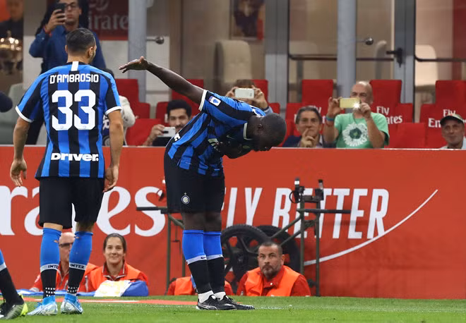 Lukaku ghi bàn, Inter thắng AC Milan và giật ngôi đầu từ Juve
