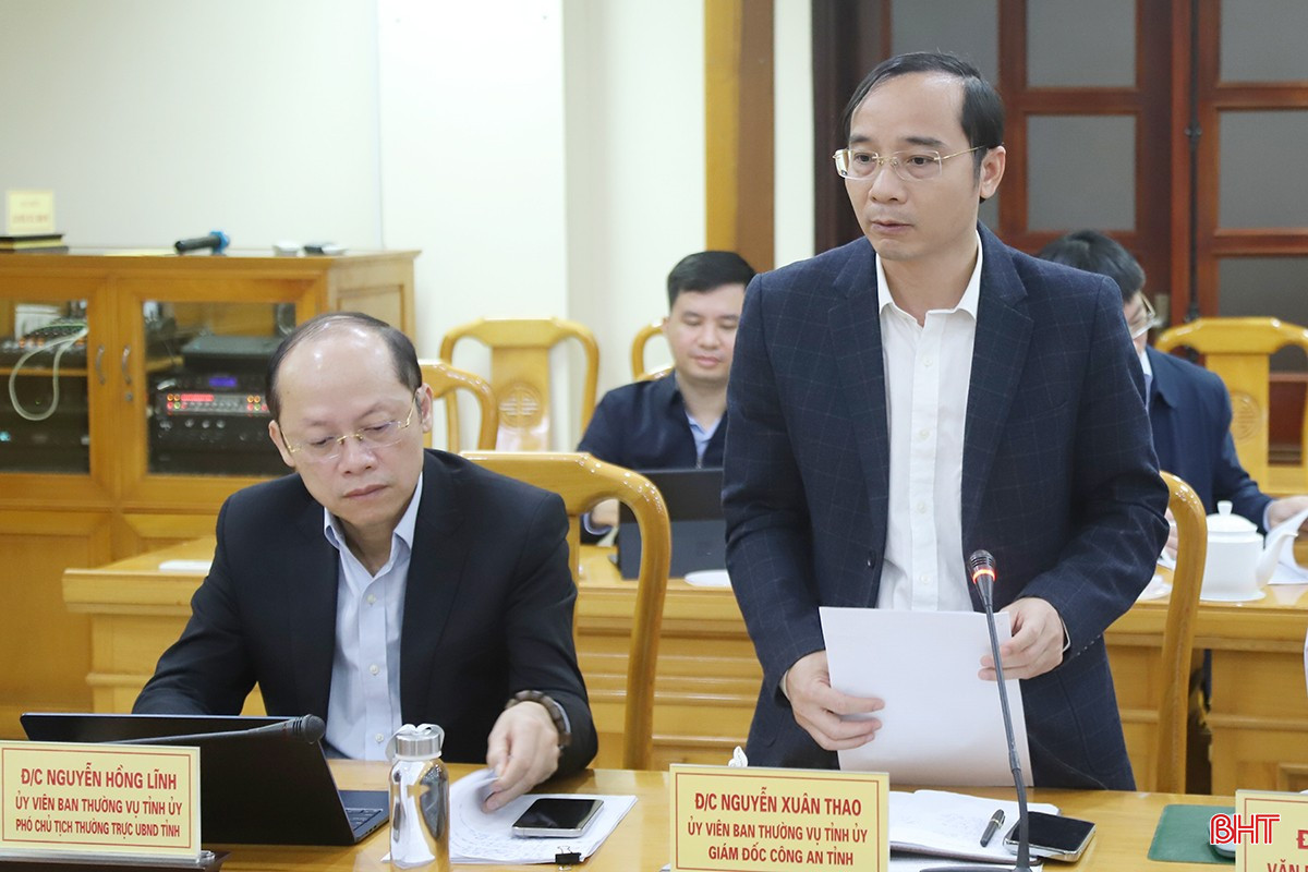 Đại tá Nguyễn Xuân Thao - Giám đốc Công an tỉnh trao đổi các nội dung liên quan tới việc xử lý các vụ vi phạm.