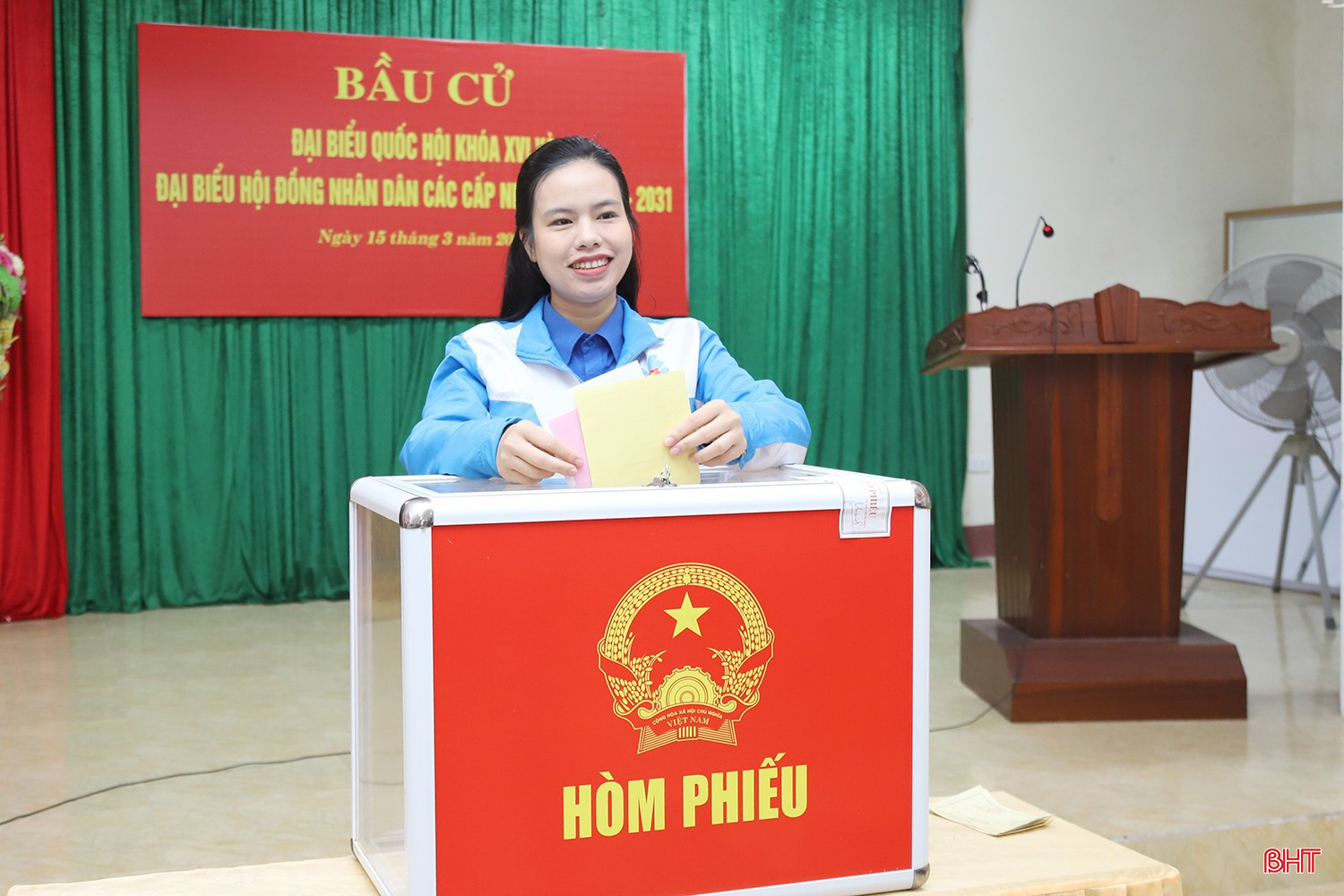Phó Chủ tịch Ủy ban MTTQ tỉnh - Bí thư Tỉnh đoàn Nguyễn Ny Hương bỏ phiếu bầu...
