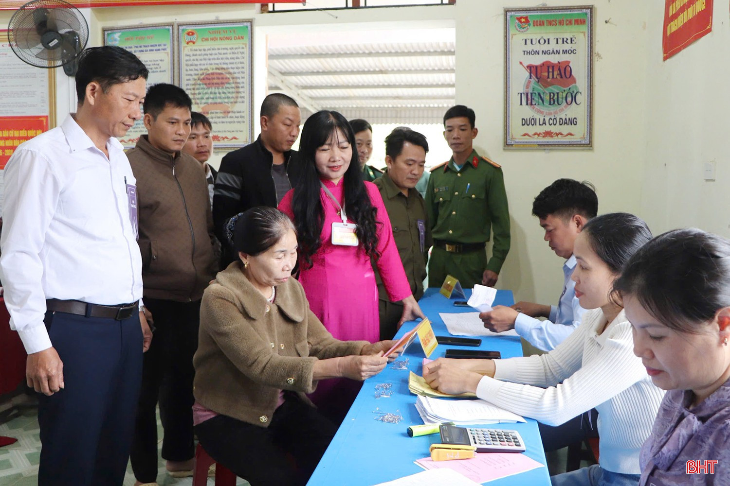 Hiện, 100% cử tri xã Vũ Quang hoàn thành việc bỏ phiếu. Trong đó có tổ bầu cử số 5 (thôn 4 ), có 811 cử tri, hoàn thành lúc 10h40; có 4 tổ vùng tái định cư hoàn thành trước 10h.