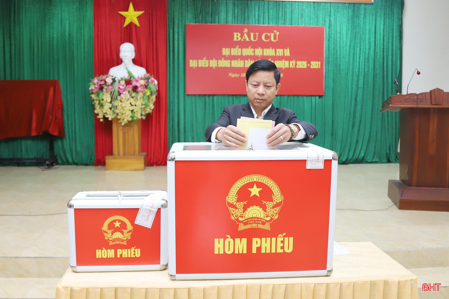 Giám đốc BHXH tỉnh Nguyễn Văn Đồng tham gia bỏ phiếu.