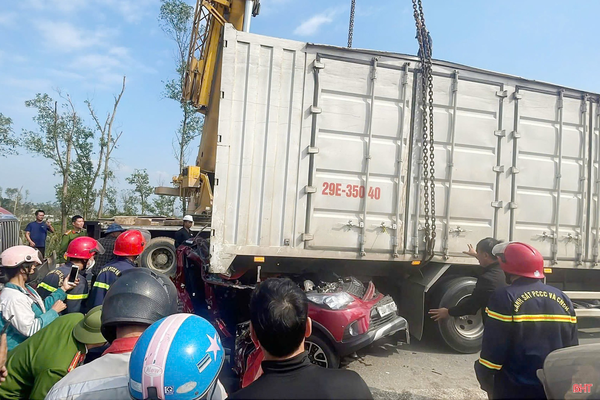 Hiện trường cứu nạn cứu hộ vụ tai nạn giao thông liên hoàn đường tránh quốc lộ 1, đoạn qua phường Vũng Áng.
