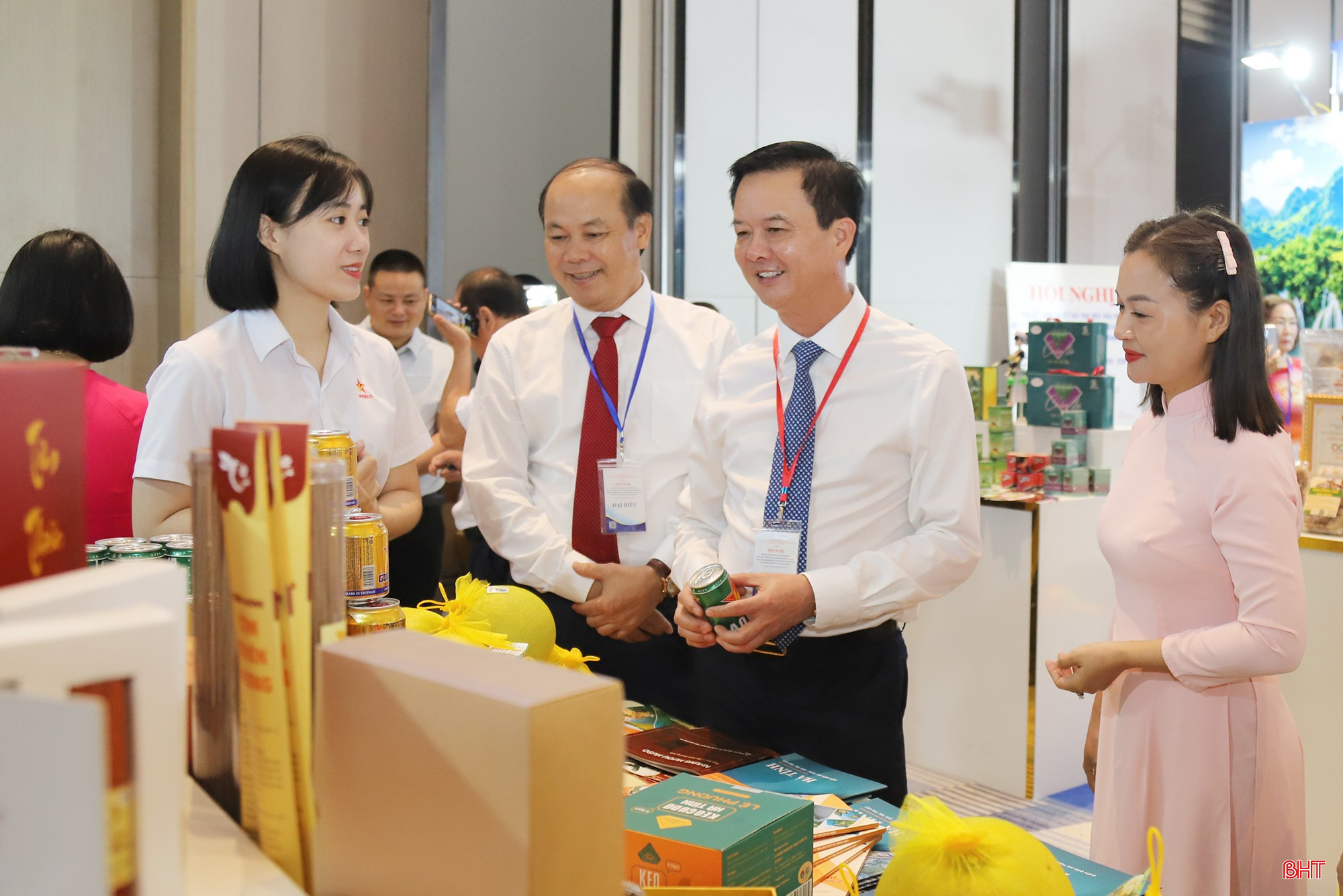 Đồng chí Trần Báu Hà - Ủy viên BTV Tỉnh ủy, Phó Chủ tịch Thường trực UBND tỉnh Hà Tĩnh và các đại biểu tham quan khu trưng bày, giới thiệu sản phẩm, hàng hóa đặc trưng của Hà Tĩnh.