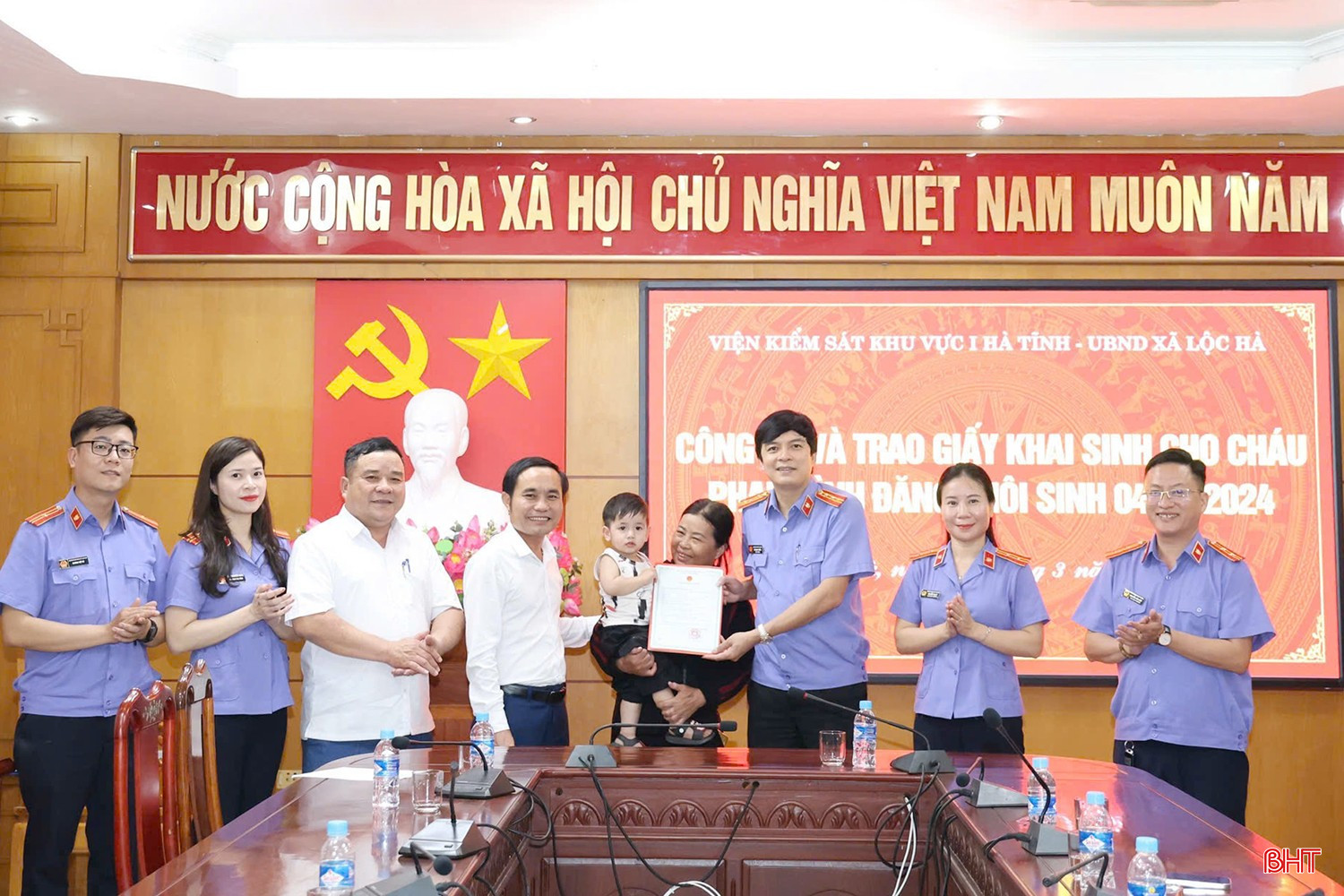 Viện KSND khu vực 1 phối hợp với UBND xã Lộc Hà trao giấy khai sinh cho trẻ em.