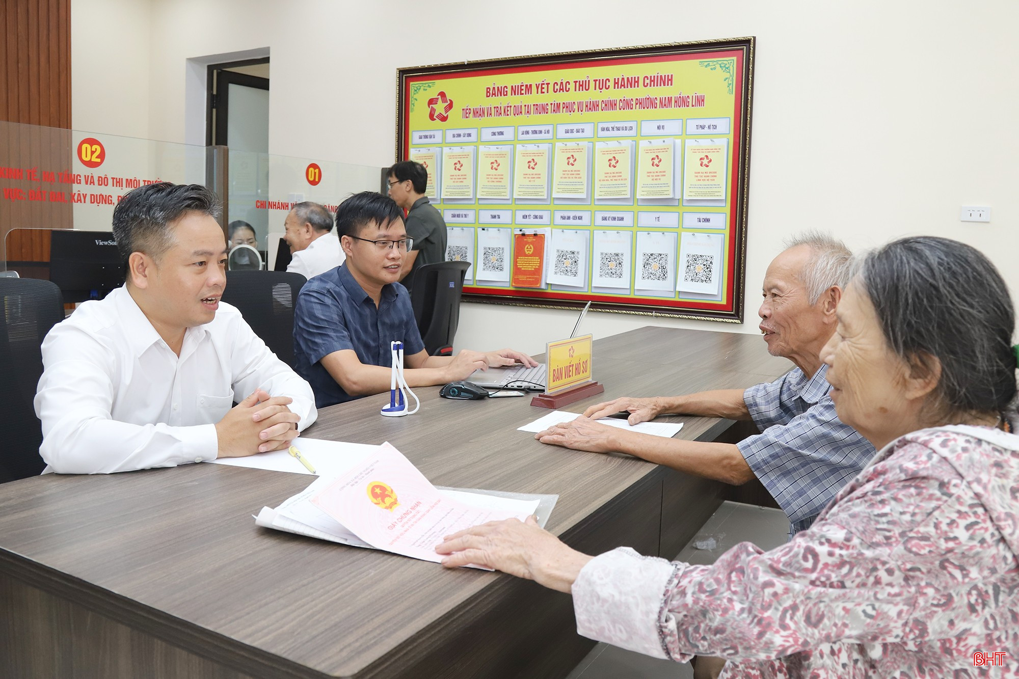 Ông Nguyễn Thái Diễn - Phó Chủ tịch UBND phường Nam Hồng Lĩnh (người mặc áo trắng) trao đổi các nội dung liên quan tới đền bù, GPMB với các hộ dân.