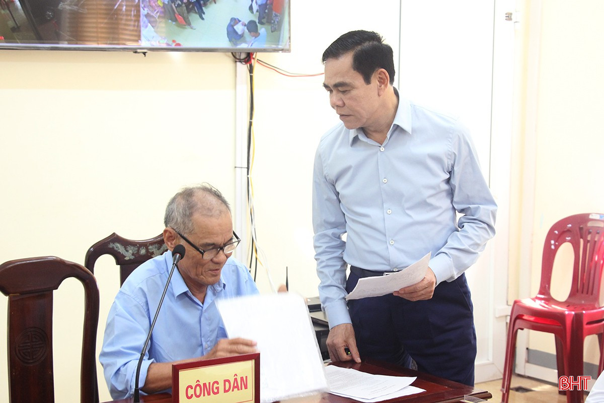 Chủ tịch UBND tỉnh Võ Trọng Hải tiếp nhận nội dung công dân trình bày.