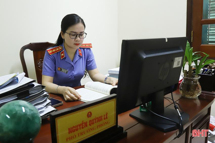 Chị Nguyễn Quỳnh Lê tập trung nghiên cứu các quy định mới của Luật Đất đai năm 2024.