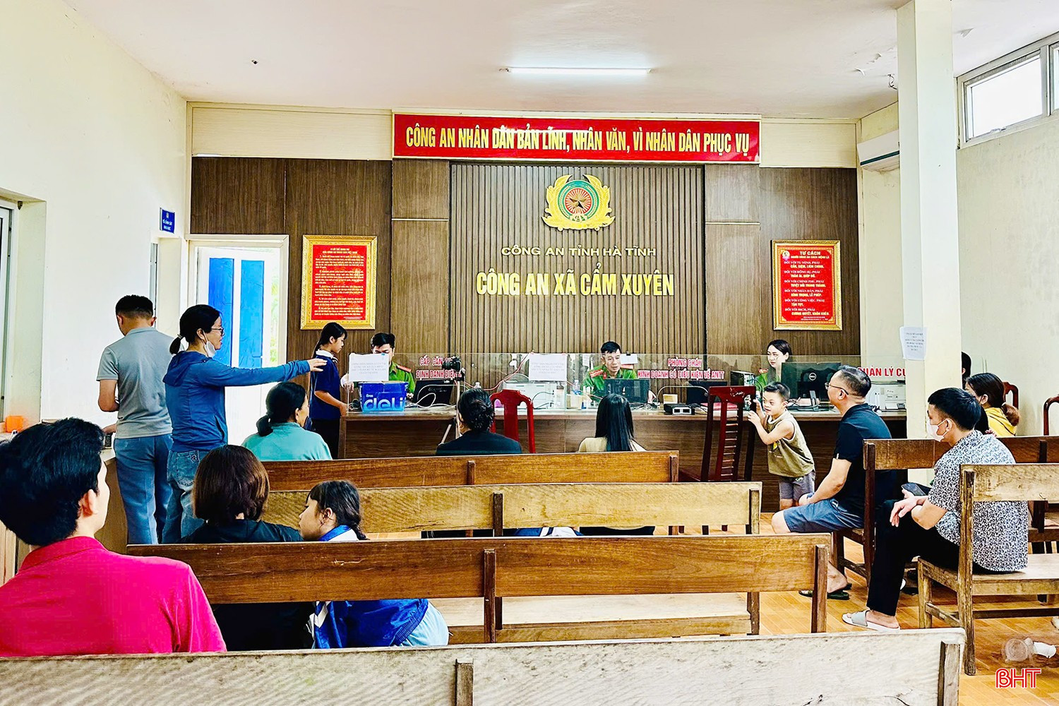 Công an xã Cẩm Xuyên đã bố trí cán bộ tiếp nhận từ 7h - 22h để phục vụ việc cấp tài khoản định danh điện tử cho trẻ. Để đẩy nhanh tiến độ, đơn vị phối hợp chặt chẽ với các trường học thông báo tới phụ huynh, đồng thời tuyên truyền rộng rãi trên hệ thống loa truyền thanh, mạng xã hội về các giấy tờ cần thiết. Cùng đó, huy động toàn bộ cán bộ, chiến sỹ làm việc cả ngày nghỉ, ngày lễ.