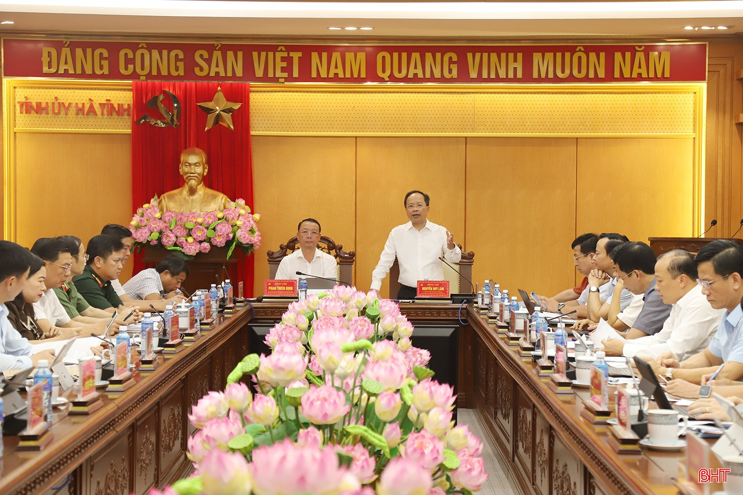 Đồng chí Nguyễn Duy Lâm - Ủy viên Trung ương Đảng, Bí thư Tỉnh ủy, Trưởng Đoàn ĐBQH tỉnh, Trưởng ban Chỉ đạo và đồng chí Phan Thiên Định - Phó Bí thư Tỉnh ủy, Chủ tịch UBND tỉnh, Phó Trưởng ban Chỉ đạo chủ trì cuộc họp.