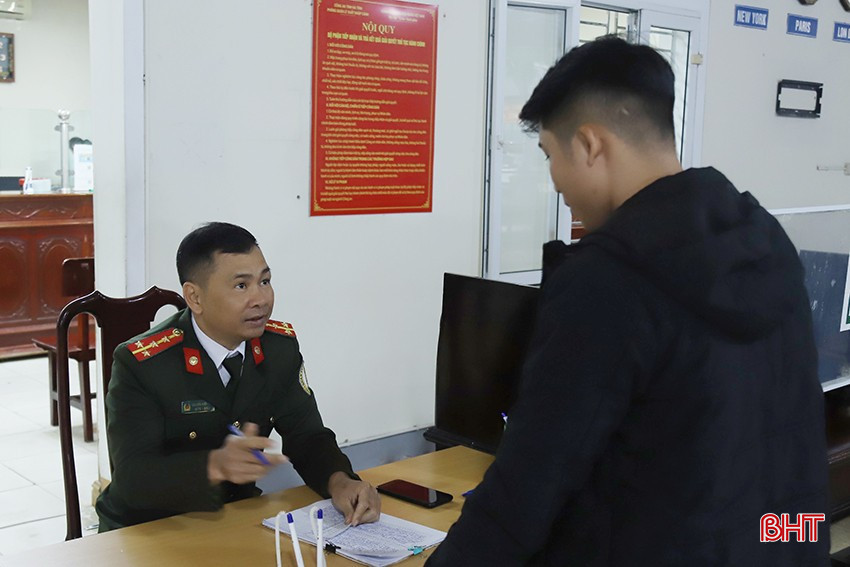 Anh Phan Văn Nguyên (phường Đức Thuận, TX Hồng Lĩnh) được hướng dẫn thủ tục làm hộ chiếu trực tuyến.