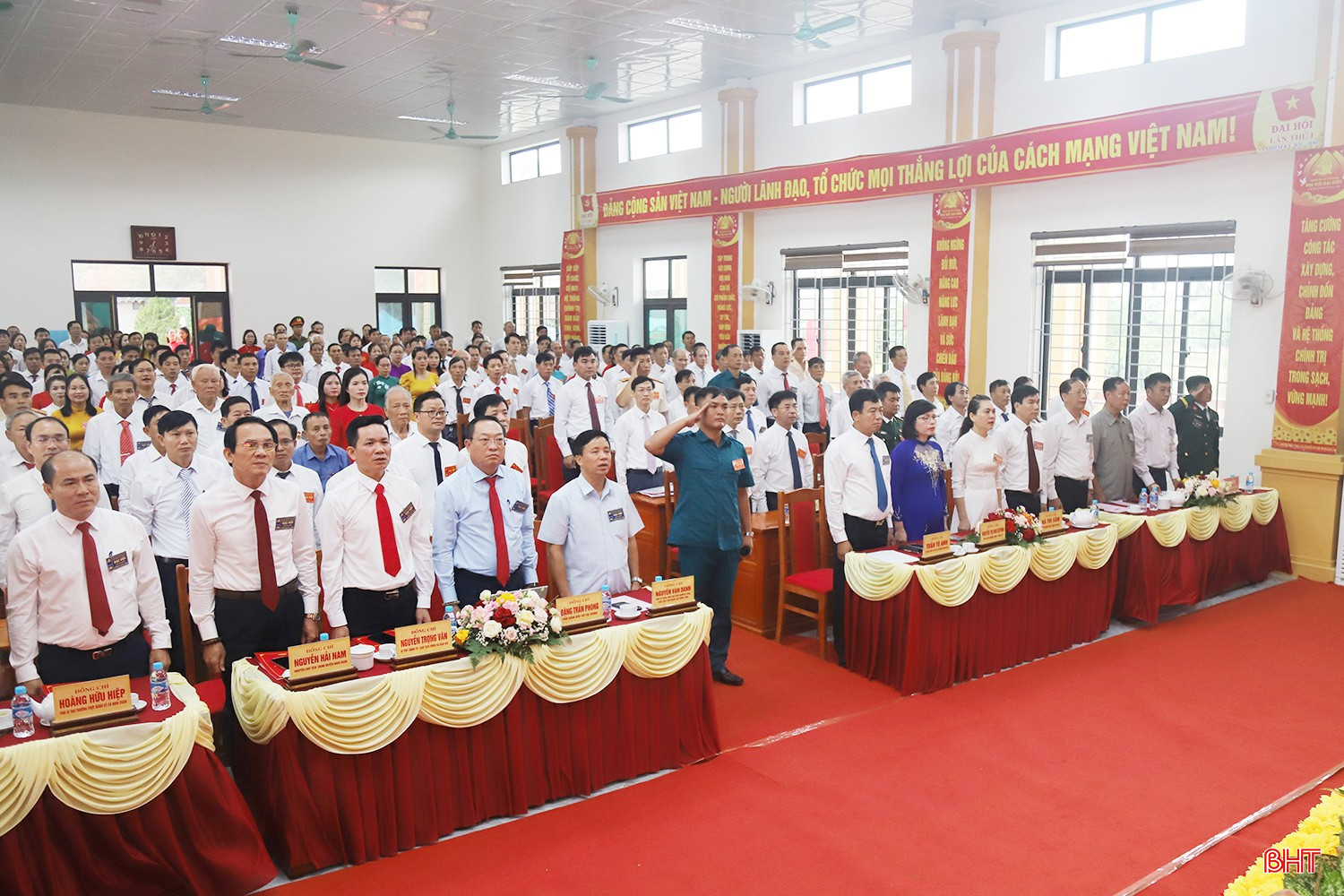 Các đại biểu thực hiện nghi lễ chào cờ.