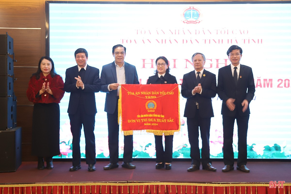 Chủ tịch UBND tỉnh Võ Trọng Hải trao Cờ đơn vị thi đua xuất sắc năm 2024 của TAND tối cao cho TAND tỉnh Hà Tĩnh.