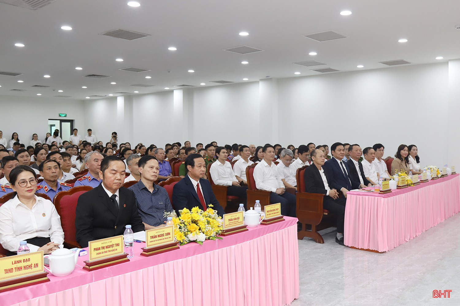 Các đại biểu tham dự buổi lễ.