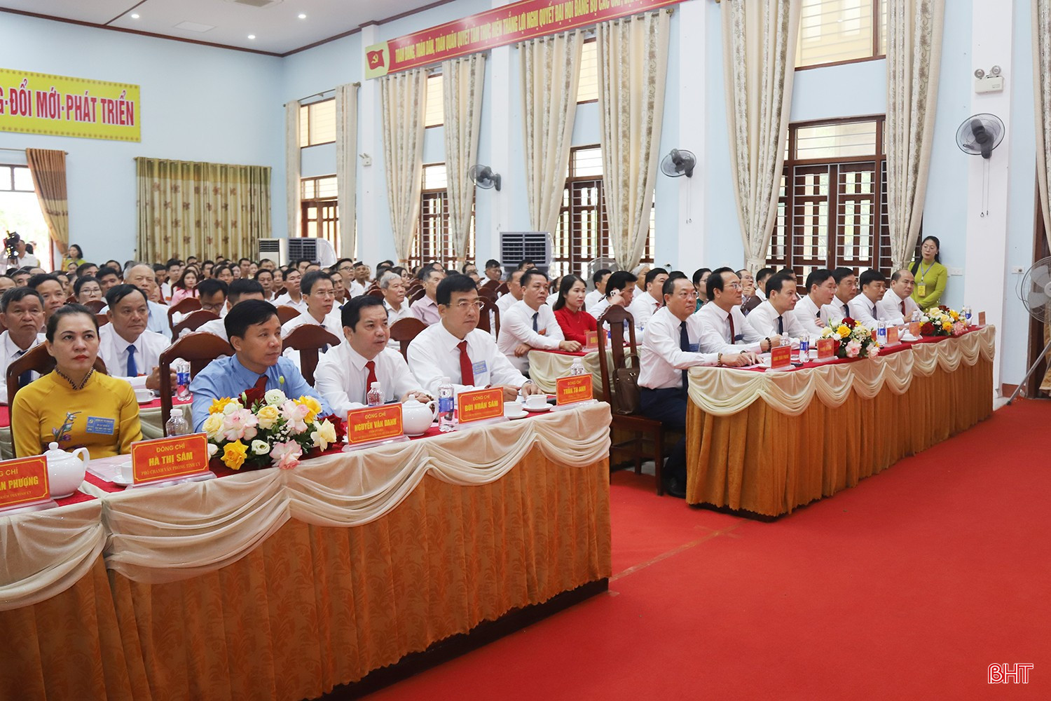 Các đại biểu tham dự đại hội.